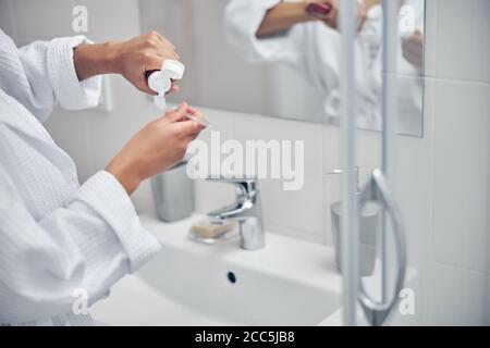 Frau kümmert sich um ihre Mundgesundheit Stockfoto