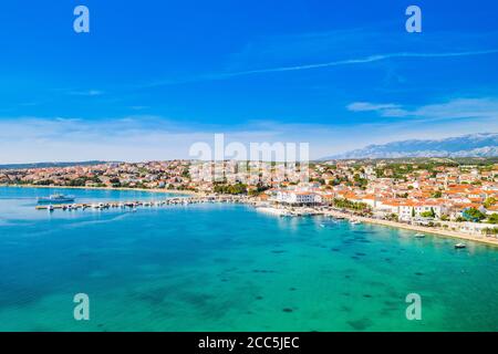 Kroatien, Stadt Novalja auf der Insel Pag, Yachthafen und türkisfarbenes Meer im Vordergrund aus der Ferne Stockfoto