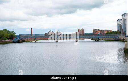 Blick auf die Lagan Railway und die Fußgängerbrücke über den Fluss Lagan in Belfast, Nordirland, Großbritannien Stockfoto