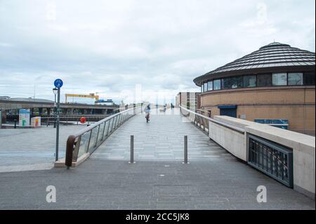 Die Fußgängerbrücke über den Fluss Lagan verbindet den Donegall Quay mit Queens Quay, Belfast, Nordirland, Großbritannien Stockfoto