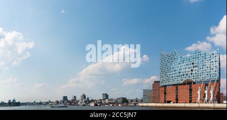 Panoramablick auf das Hamburger Stadtbild und die Uferpromenade mit der Elbe Ende Konzertsaal gegen blauen Sommerhimmel Stockfoto