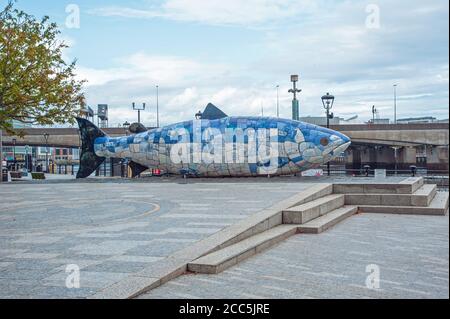 Belfast, Nordirland - 02. August 2020: Der große Fisch oder der Lachs des Wissens, der große Fisch ist eine gedruckte Keramik-Mosaik-Skulptur von John Kind Stockfoto