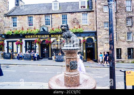 Edinburgh Schottland 6. aug 2020 EINE Statue von Greyfriars Bobby vor dem Greyfriars Public House in Edinburgh, Schottland. Bobby war ein Skye Terrier, der Stockfoto