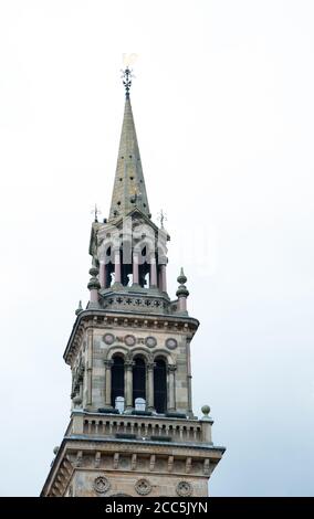 In der Vergangenheit wurde auf der Kirche Elmwood Hall eine französische Nadelspitze errichtet Zeit und Konzertsaal im Moment Stockfoto