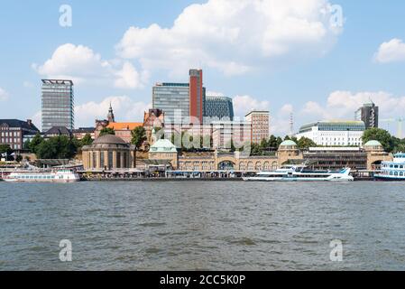 2020-08-16 Hamburg, Deutschland: Blick am Wasser auf die berühmten St. Pauli Piers und die Elbe vor blauem Sommerhimmel Stockfoto