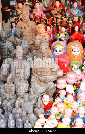 SHANGHAI, CHINA - 7. Mai 2017 - chinesische Souvenirs. Verschiedene asiatische Figuren im Geschenkeladen in Shanghai Stockfoto