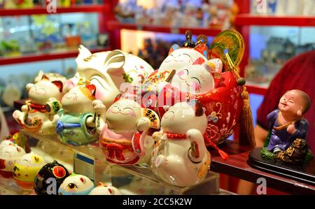 SHANGHAI, CHINA - 7. Mai 2017 - Souvenir Maneki -neko Katze auf der Marktstraße in der Nähe von Yu Garden, Shanghai Stockfoto