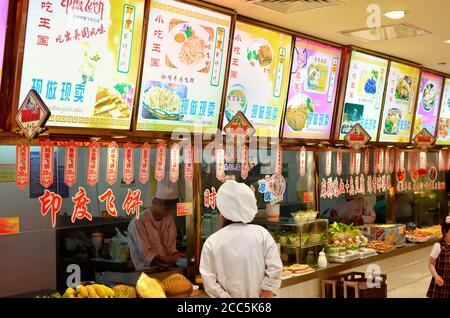 SHANGHAI, CHINA - 7. MAI 2017: Food Court im Tourist Mart in Yuyuan Garden Shanghai, China. Stockfoto