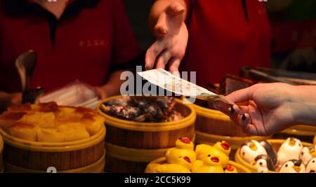 SHANGHAI, CHINA - 7. MAI 2017: Bezahlen Sie für Lebensmittel in Food Court auf dem Touristenmarkt in Yuyuan Garden Shanghai, China. Stockfoto