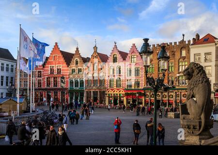 Brügge, Flandern, Belgien - Dezember 26 2017 : Blick auf den Brügger Markt in weihnachtlicher Atmosphäre mit alten bunten Fassaden und Touristen in b Stockfoto