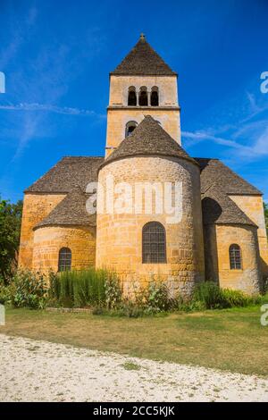 Die romanische Kirche (XII. Jahrhundert), klassifiziert als historisches Denkmal in Saint-Leon-sur-Vezere, Dordogne, Frankreich Stockfoto