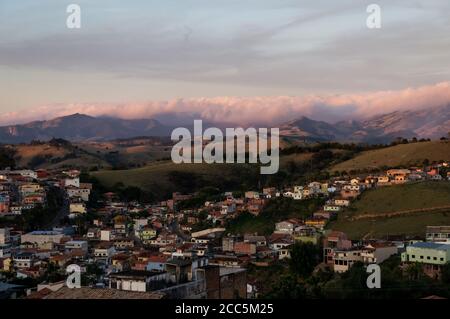Eine sichtbare Kaltfront nähert sich am späten Nachmittag über die Berge von der Ostseite des Dorfes Cunha, in der Nähe des Wohngebiets der Stadt. Stockfoto