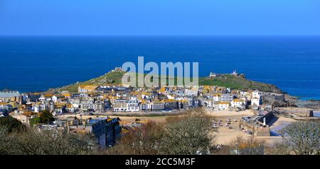 St. Ives Fischerhafen mit der Insel im Hintergrund. Obwohl sie als Insel bekannt ist, ist sie tatsächlich eine Halbinsel Stockfoto