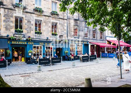 Edinburgh Schottland 6. Aug 2020 The Beehive Inn at Grassmarket in der Altstadt. Ehemaliger Ort der öffentlichen Hinrichtung. Leute sitzen und trinken draußen Stockfoto