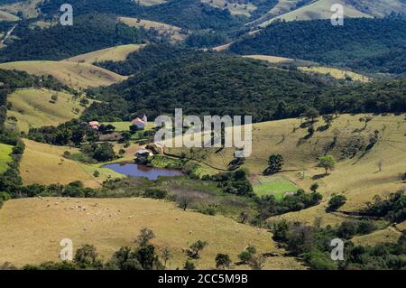 Schöne Aussicht auf die Landschaft sah von Lavendelfeldern Plantage von 'O Lavandario' Bauernhof mit einem See und Landwirtschaft Felder in der Nähe einer Ranch in der Mitte. Stockfoto