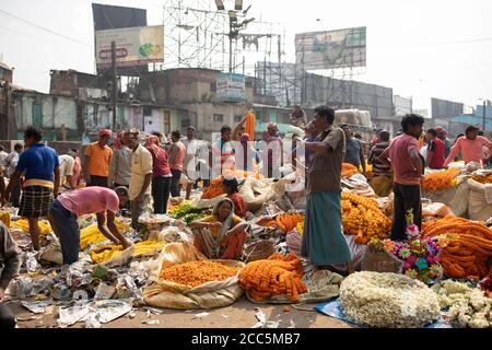 Händler verkaufen auf dem Mullick Ghat Blumenmarkt in Kalkutta, Indien, liefern viele der Blumen, die die Tempel der Region schmücken. Stockfoto