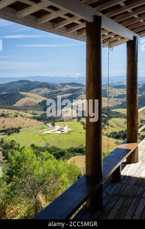 Blick von der Veranda des kleinen Fabrikhauses in 'O Lavandario' Bauernhof der bergigen Gegend von Cunha und Salvador Pacetti Straße läuft in der Mitte. Stockfoto