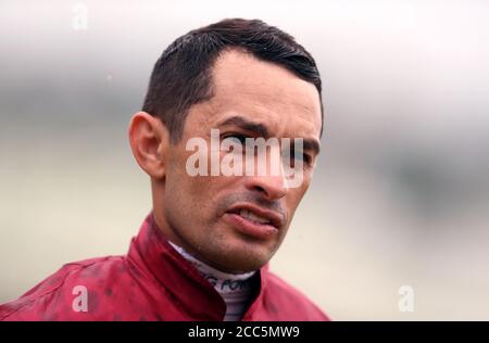 Jockey Silvestre De Sousa während des Tages eines der Yorkshire Ebor Festival auf der York Racecourse. Stockfoto