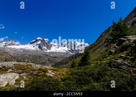 Blick von der Spitze der Berge in den Alpen Stockfoto