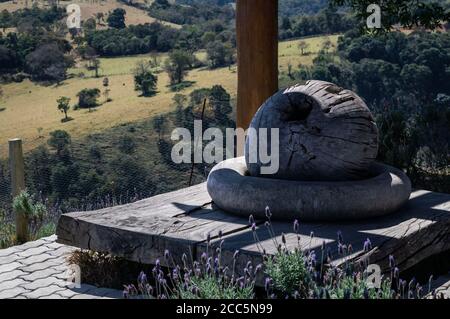 Der Pavillon im Zen-Stil befindet sich zwischen den Lavendelfeldern in der Farm O Lavandario, wo die Besucher ein wenig bleiben und die Landschaft von Cunha genießen können. Stockfoto