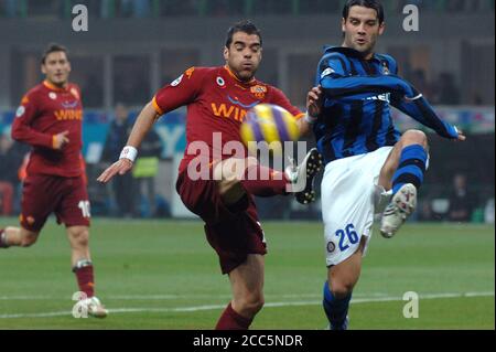 Mailand Italien, 28. Februar 2008, 'SAN SIRO' Stadion, serious Football Championship A 2007/2008, FC Inter - SS Roma : Simone Perrotta und Cristian Chivu in Aktion während des Spiels Stockfoto