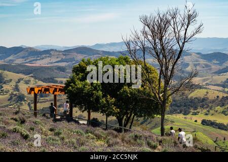 Blick von 'O Lavandario' Bauernhof Geschenkladen Veranda der Lavendelfelder Plantage mit der Aussichtsplattform in der Mitte und die Berglandschaft. Stockfoto