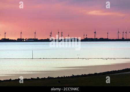 Meldorfer Bucht am Abend mit Blick auf den Wind Windenergieanlagen Stockfoto