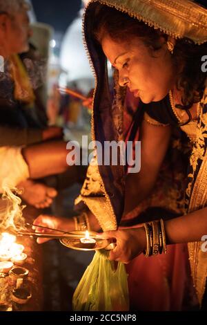 Eifrige Anhänger beten im Baidyanath Tempel, eingeweiht dem Gott Shiva, in Deoghar, Indien. Stadt Deoghar, Jharkhand Staat, Indien. Stockfoto