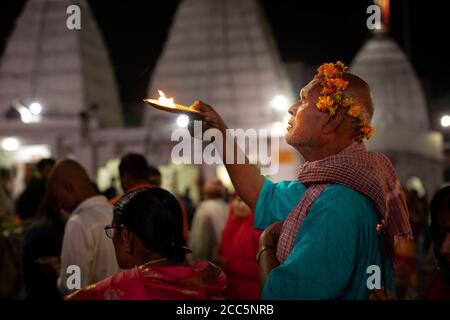 Eifrige Anhänger beten im Baidyanath Tempel, eingeweiht dem Gott Shiva, in Deoghar, Indien. Stadt Deoghar, Jharkhand Staat, Indien. Stockfoto