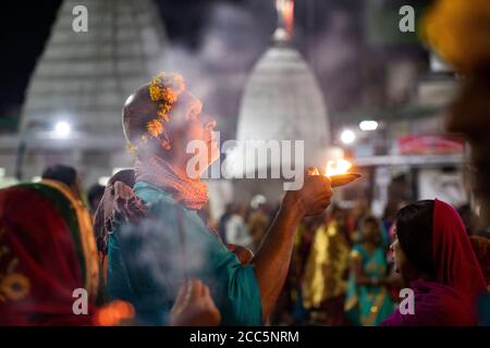 Eifrige Anhänger beten im Baidyanath Tempel, eingeweiht dem Gott Shiva, in Deoghar, Indien. Stadt Deoghar, Jharkhand Staat, Indien. Stockfoto