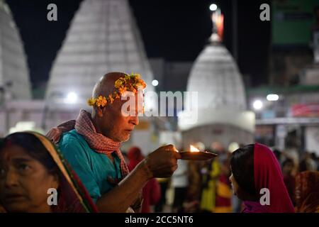 Eifrige Anhänger beten im Baidyanath Tempel, eingeweiht dem Gott Shiva, in Deoghar, Indien. Stadt Deoghar, Jharkhand Staat, Indien. Stockfoto