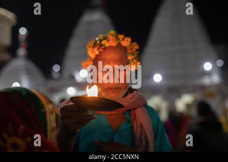 Eifrige Anhänger beten im Baidyanath Tempel, eingeweiht dem Gott Shiva, in Deoghar, Indien. Stadt Deoghar, Jharkhand Staat, Indien. Stockfoto