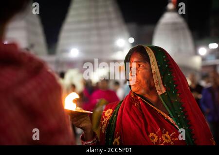 Eifrige Anhänger beten im Baidyanath Tempel, eingeweiht dem Gott Shiva, in Deoghar, Indien. Stadt Deoghar, Jharkhand Staat, Indien. Stockfoto