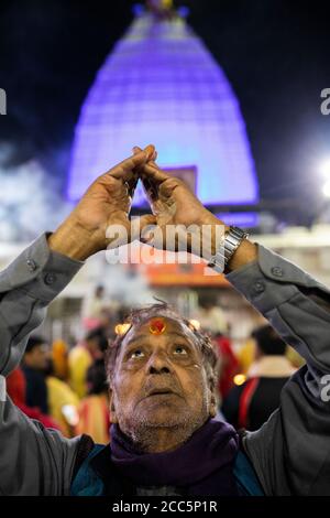 Eifrige Anhänger beten im Baidyanath Tempel, eingeweiht dem Gott Shiva, in Deoghar, Indien. Stadt Deoghar, Jharkhand Staat, Indien. Stockfoto