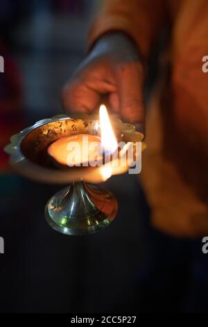 Eifrige Anhänger beten im Baidyanath Tempel, eingeweiht dem Gott Shiva, in Deoghar, Indien. Stadt Deoghar, Jharkhand Staat, Indien. Stockfoto