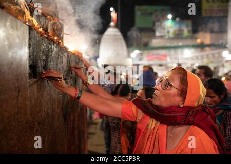 Eifrige Anhänger beten im Baidyanath Tempel, eingeweiht dem Gott Shiva, in Deoghar, Indien. Stadt Deoghar, Jharkhand Staat, Indien. Stockfoto