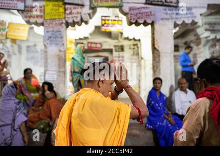 Eifrige Anhänger beten im Baidyanath Tempel, eingeweiht dem Gott Shiva, in Deoghar, Indien. Stadt Deoghar, Jharkhand Staat, Indien. Stockfoto