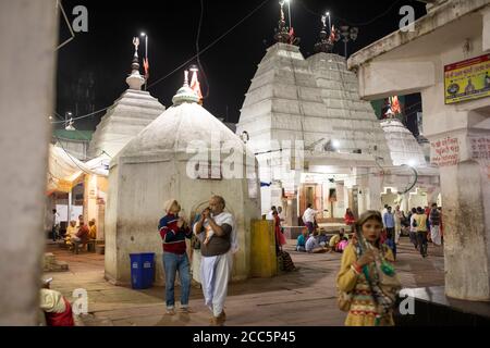 Eifrige Anhänger beten im Baidyanath Tempel, eingeweiht dem Gott Shiva, in Deoghar, Indien. Stadt Deoghar, Jharkhand Staat, Indien. Stockfoto
