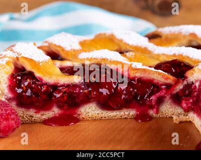 Lecker frisch Stück Kuchen Pie mit Himbeeren, close up Stockfoto