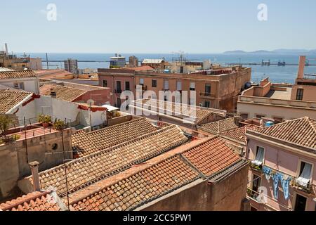 Panoramablick auf die Dächer der historischen Stadt Cagliari mit Keramikfliesen Stockfoto