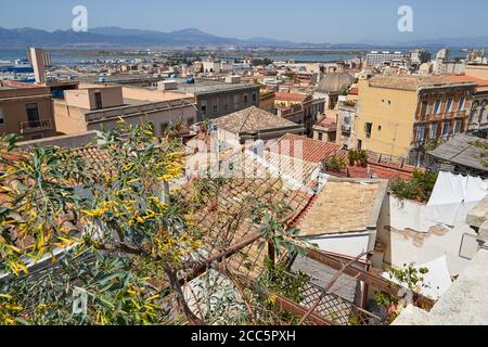 Panoramablick auf die Dächer der historischen Stadt Cagliari mit Keramikfliesen Stockfoto