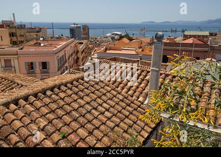 Panoramablick auf die Dächer der historischen Stadt Cagliari mit Keramikfliesen Stockfoto