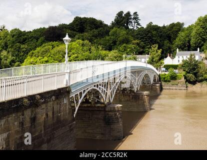 Die Old Wye Bridge (1816) ist eine Eisenbogenstraße, die sich über den Fluss Wye an der Grenze zwischen England und Wales erstreckt. Chepstow, Monmouthshire, Wales, Großbritannien Stockfoto