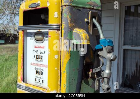 Kent, Oregon, USA - 16. Mai 2015: Eine antike gelbe und grüne Gaspumpe Stockfoto
