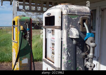 Kent, Oregon, USA - 16. Mai 2015: Zwei alte Gaspumpen an einer stillgelegten Tankstelle Stockfoto
