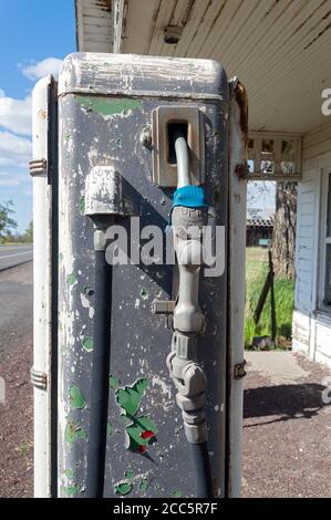 Kent, Oregon, USA - 16. Mai 2015: Die Seite einer alten Gaspumpe an einer stillgelegten Tankstelle Stockfoto