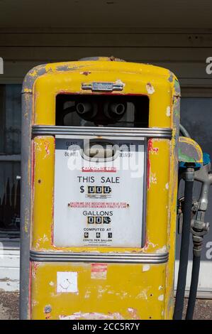 Kent, Oregon, USA - 16. Mai 2015: Die Vorderseite einer alten Gaspumpe an einer stillgelegten Tankstelle Stockfoto