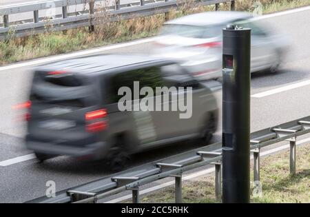 19. August 2020, Baden-Württemberg, Waldorfhäslach: Autos fahren auf der B27 an einem Geschwindigkeitsmesspunkt vorbei. Die Landesregierung hat noch keinen gemeinsamen Nenner im Streit um eine künftige Version des Bußgeldkatalogs für Verkehrstraftäter und möglicherweise härtere Strafen für Raser gefunden. (To dpa 'Kontroverse über die Punkte - Hermann und Strobl sind sich über den Bußgeldkatalog einig') Foto: Marijan Murat/dpa Stockfoto