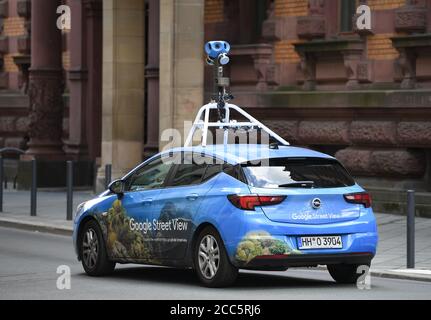 19. August 2020, Hessen, Frankfurt/Main: Mit einer auffälligen Kamera auf dem Dach fährt ein Auto von Google Street-View durch das Frankfurter Hofviertel. In regelmäßigen Abständen werden diese Autos verwendet, um Fotos zu machen, um Straßen- und Firmennamen zu aktualisieren. Foto: Arne Dedert/dpa Stockfoto