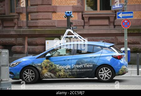 19. August 2020, Hessen, Frankfurt/Main: Mit einer auffälligen Kamera auf dem Dach fährt ein Auto von Google Street-View durch das Frankfurter Hofviertel. In regelmäßigen Abständen werden diese Autos verwendet, um Fotos zu machen, um Straßen- und Firmennamen zu aktualisieren. Foto: Arne Dedert/dpa Stockfoto